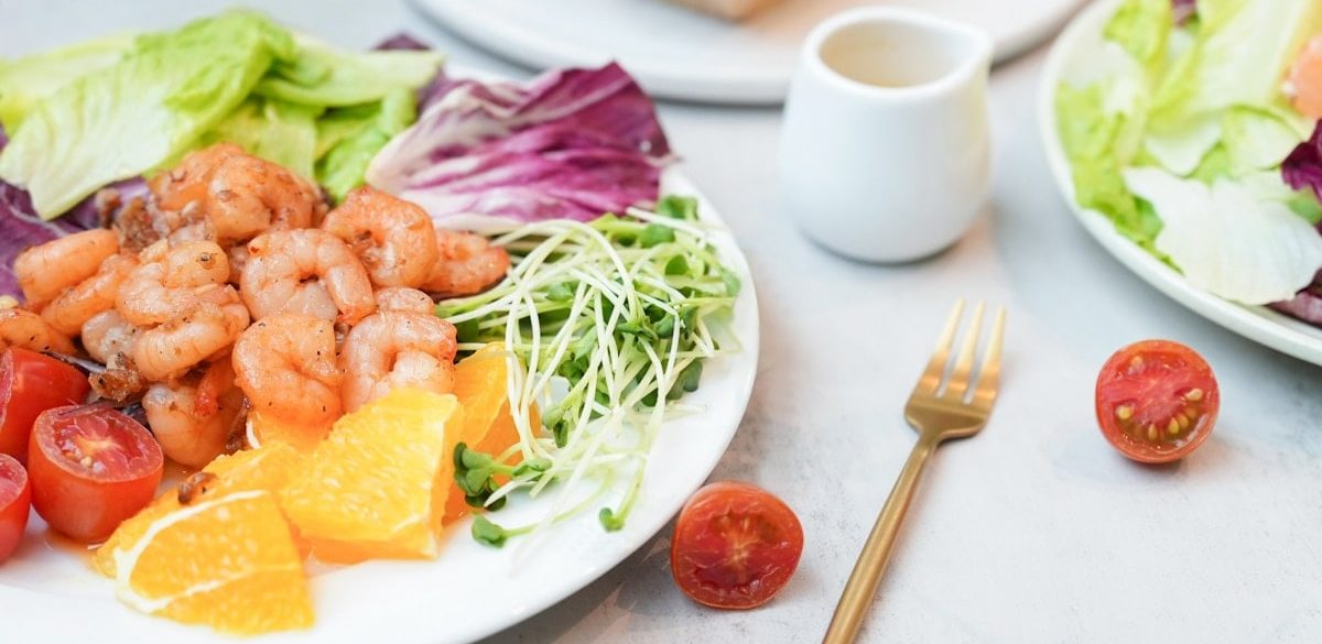 Shrimp salad with tomatoes and orange.