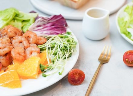Shrimp salad with tomatoes and orange.