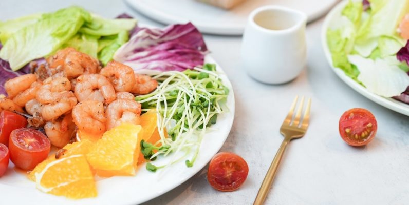 Shrimp salad with tomatoes and orange.